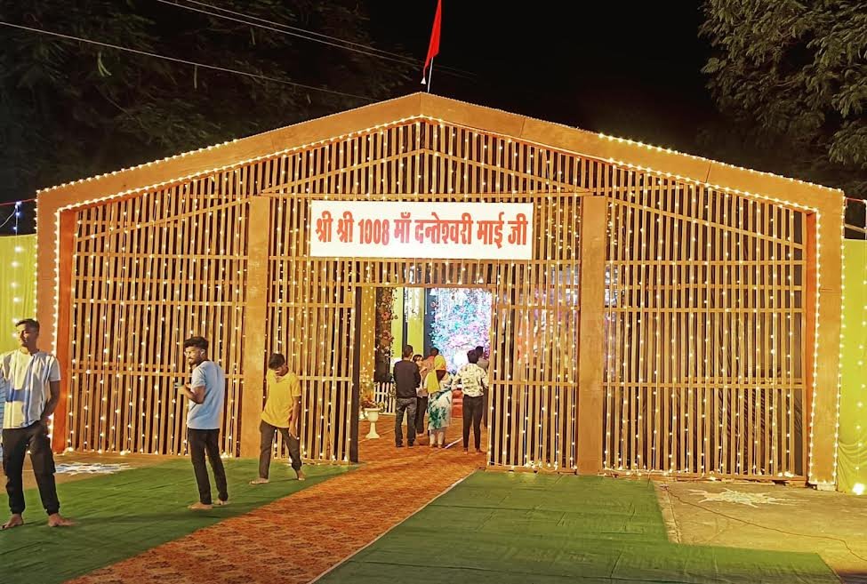 कवर्धा में दंतेश्वरी माई की भव्यता से सजा राजमहल चौक का पंडाल, श्रद्धालुओं का उमड़ा सैलाब