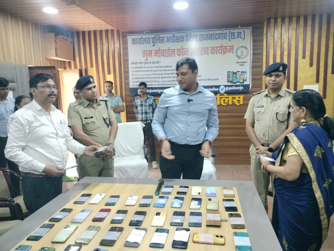 राजनांदगांव पुलिस द्वारा गुम हुए 66 नग मोबाईल किमती लगभग 8 लाख रूपये को ढुंढ कर दिया गया