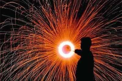 पर्यावरण संरक्षण के लिए निर्धारित प्रक्रिया का पालन करते हुए फटाका का व्यवसाय करें-कलेक्टर  कलेक्टर गोपाल वर्मा ने फटाका व्यापरियों की ली बैठक