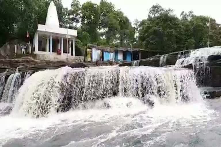 मन को तरोताजा कर देगी हरी-भरी वादियों में बहने वाली  जलप्रपात