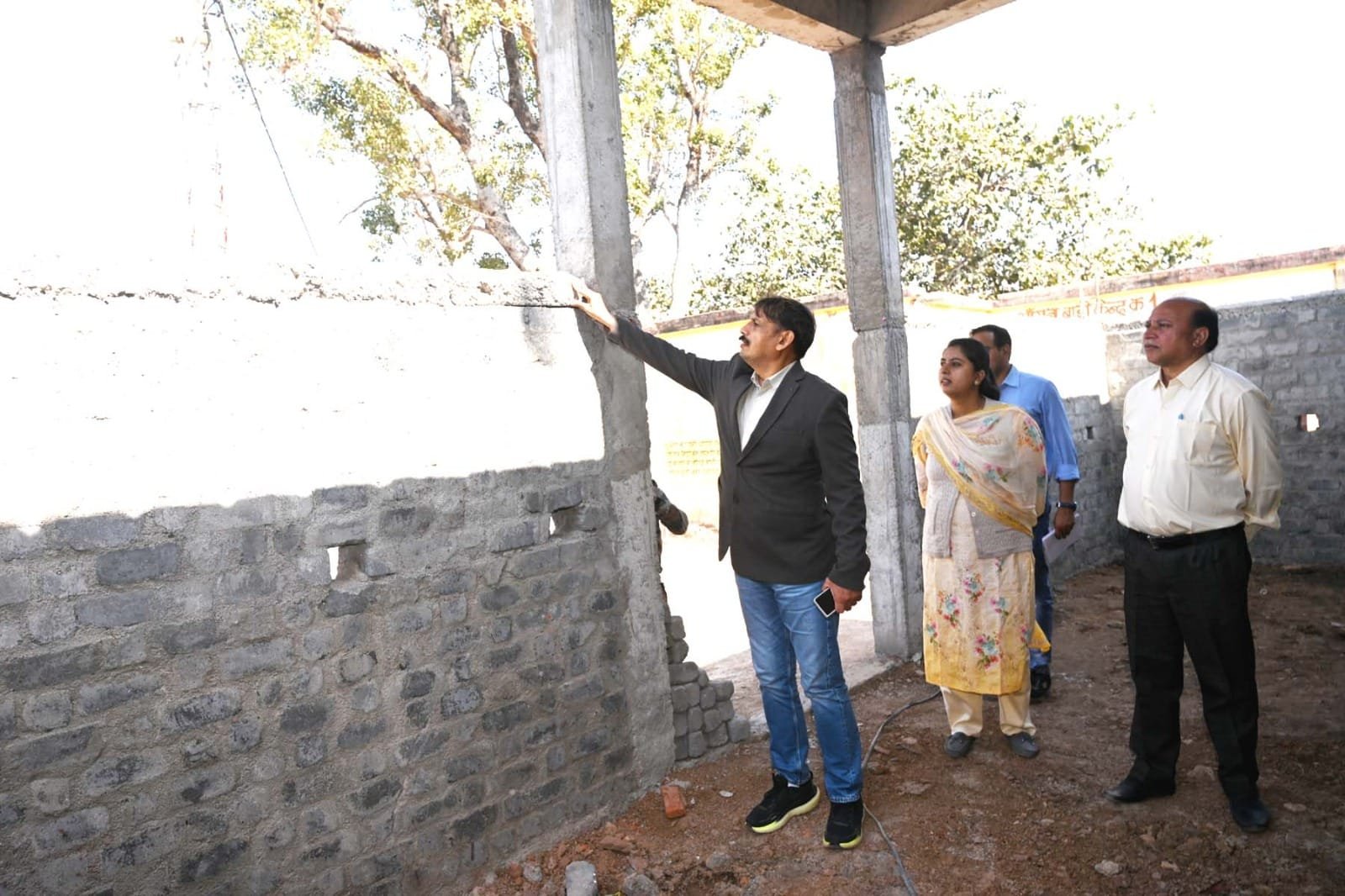 दशरंगपुर के निर्माणाधीन भवन में खामियां, कलेक्टर ने मॉनिटरिंग पर जताई नाराजगी   कबीरधाम जिले में 10.52 करोड़ की लागत से बन रहे 90 आंगनबाड़ी भवन