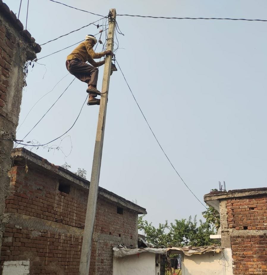 पण्डरिया और बोड़ला में बिजली बिल बकायादारों के खिलाफ बड़ी कार्रवाई  20 हजार से अधिक बकायादारों पर बिजली विभाग का शिकंजा-10 उपभोक्ताओं के कनेक्शन काटे