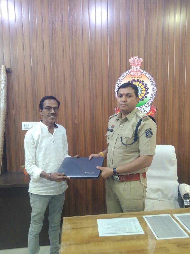 आटो चालक ने दिया ईमानदारी का परिचय   लवारिस हालत में मिले बैग सहित लैपटॉप को किया पुलिस के सुपुर्द