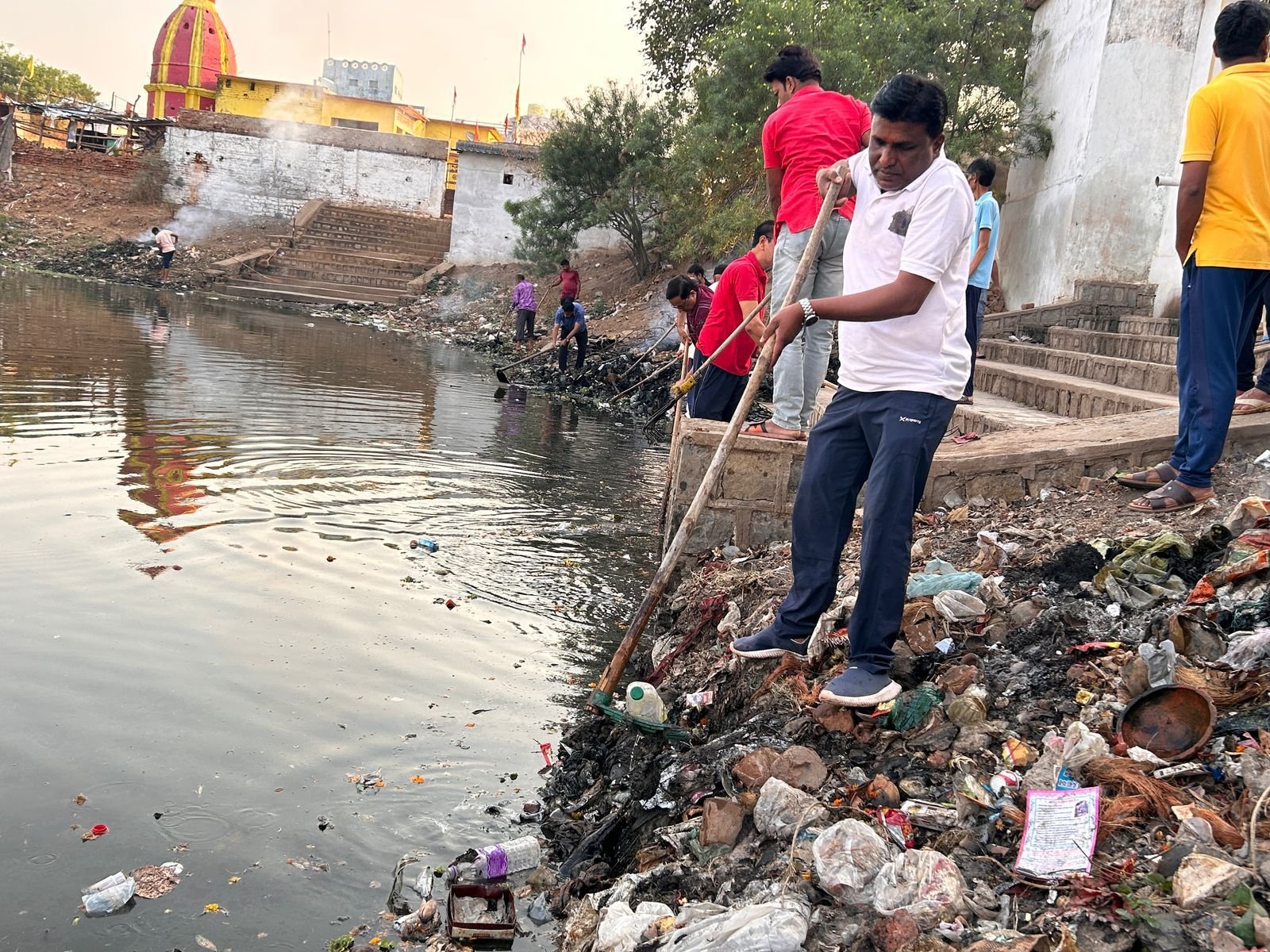 बड़े मंदिर तालाब को स्वच्छ बनाने सर्वसमाज ने निभाई अपनी सहभागिता