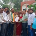 युक्तियुक्तकरण के विरोध में ब्लाक कांग्रेस कमेटी ने स. लोहारा में घेरा बीईओ कार्यालय