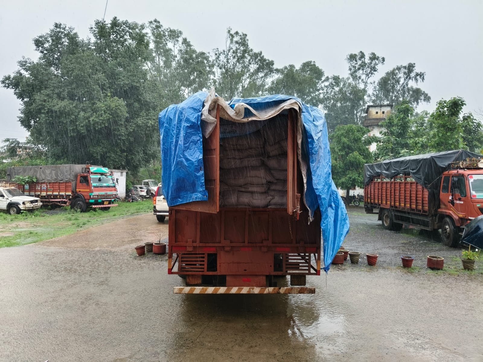  एक करोड़ से अधिक कीमत की अवैध तंबाकू व पान मसाला सहित ट्रक जब्त