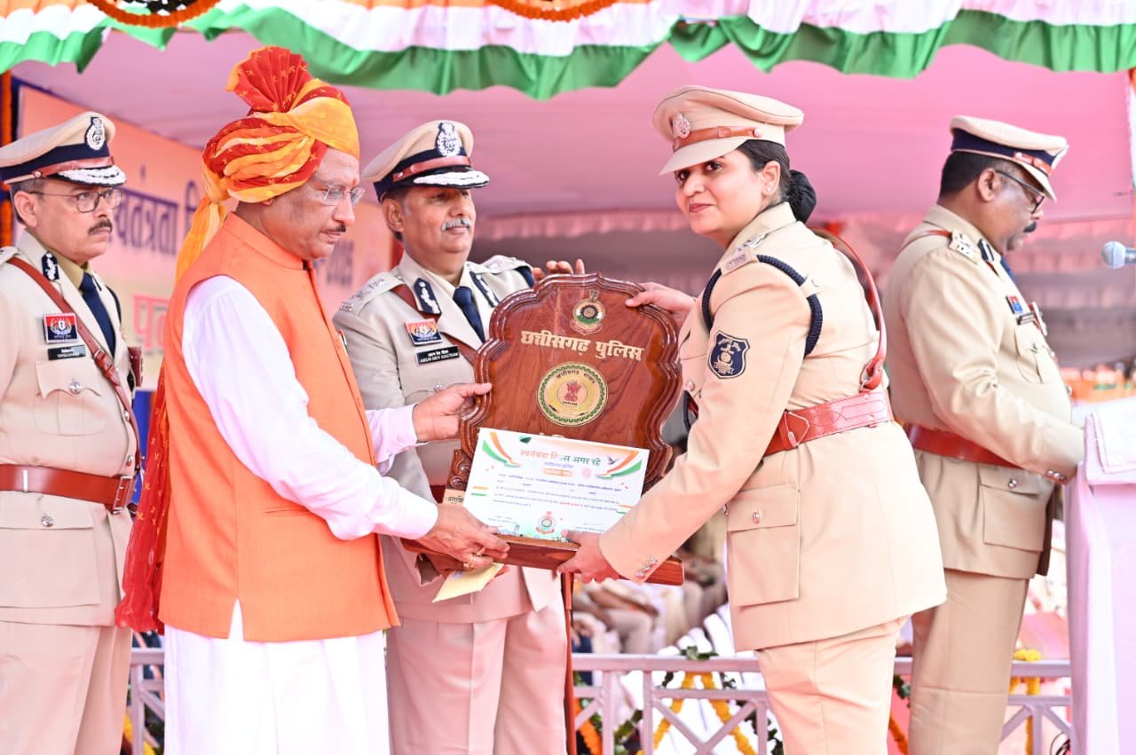 मुख्यमंत्री ने 35 पुलिस अधिकारियों एवं जवानों को पुलिस पदकों से किया सम्मानित