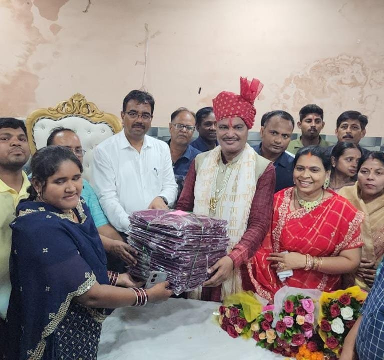 तीजा त्योहार के पूर्व महापौर ने आयुक्त, अध्यक्ष एवं नेता प्रतिपक्ष की उपस्थिति में स्वच्छता दीदीयो को साड़ी का किया वितरण