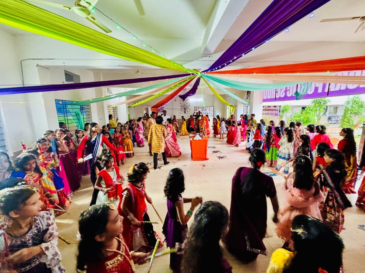 अशोका पब्लिक स्कूल में गरबा का आयोजन