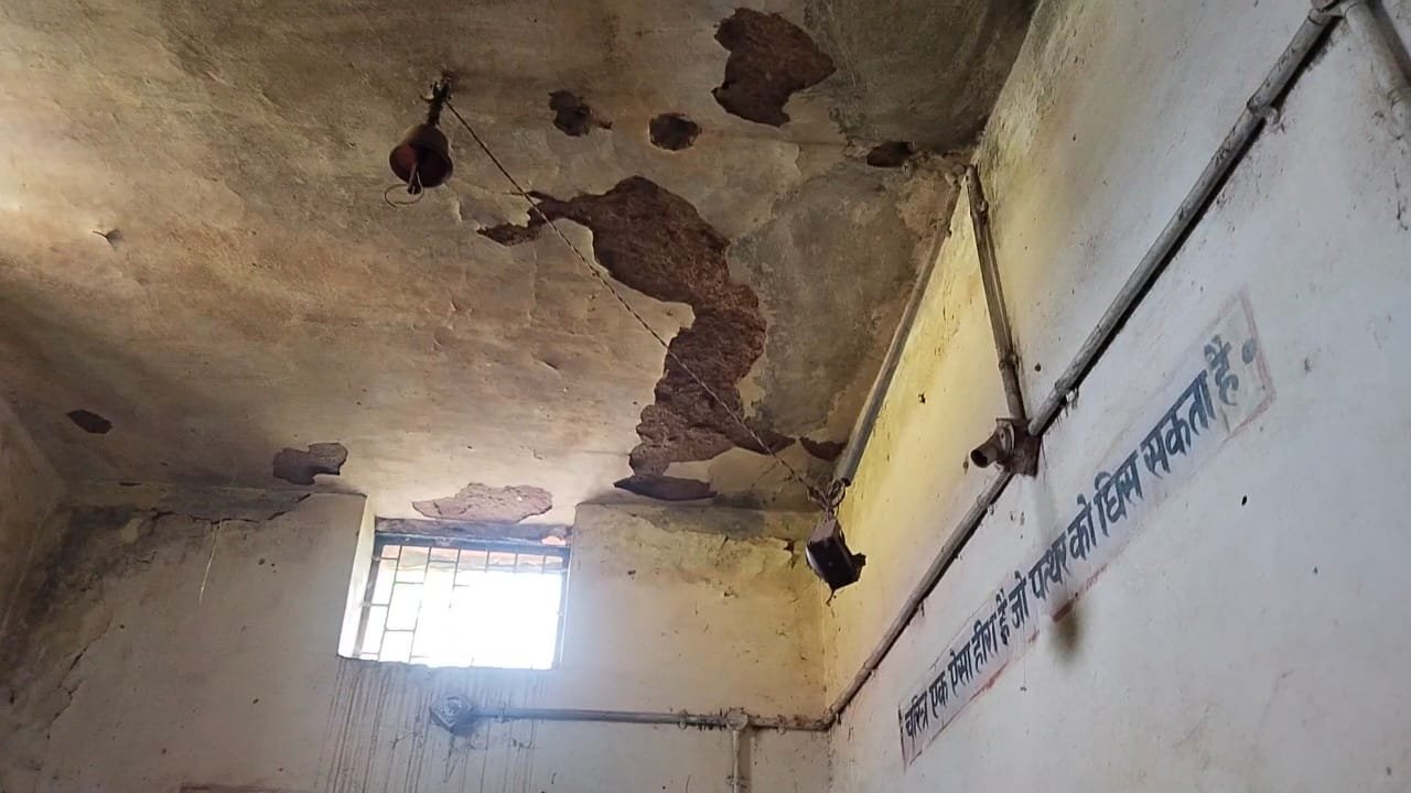 दहशत के साए में शिक्षक जगा रहे  शिक्षा का अलख, स्कूल को देख डर रहे छात्र