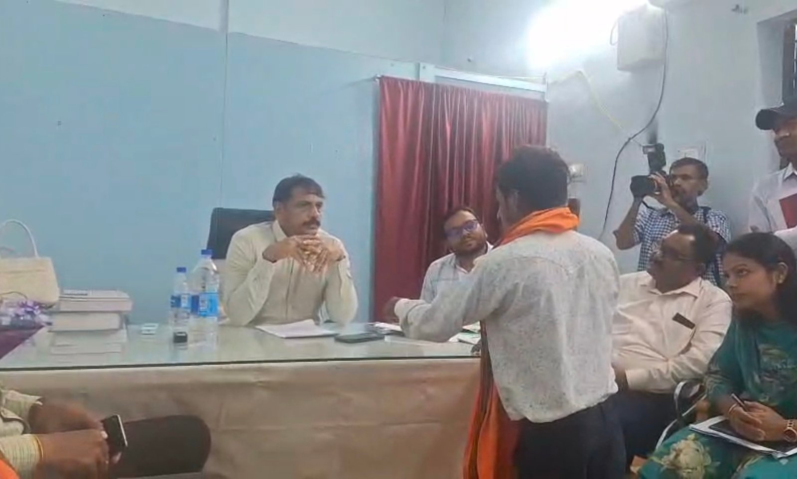 कलेक्टर ने लापरवाह पटवारी सुरेश तारम को किया तत्काल निलंबित