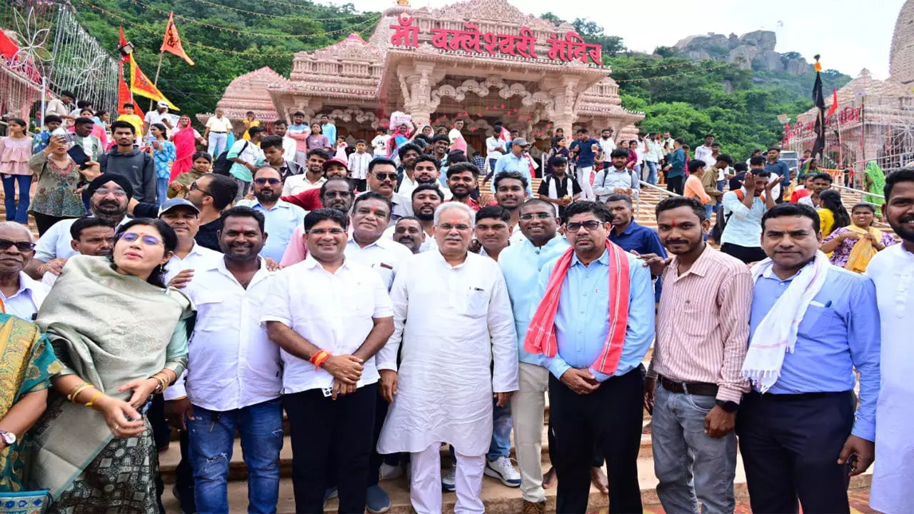 पूर्व मुख्यमंत्री भूपेश बघेल पहुंचे माता बम्लेश्वरी मंदिर   छग की जनता के लिए मांगा आशीर्वाद कहा विष्णु के दर्शन करना कठिन