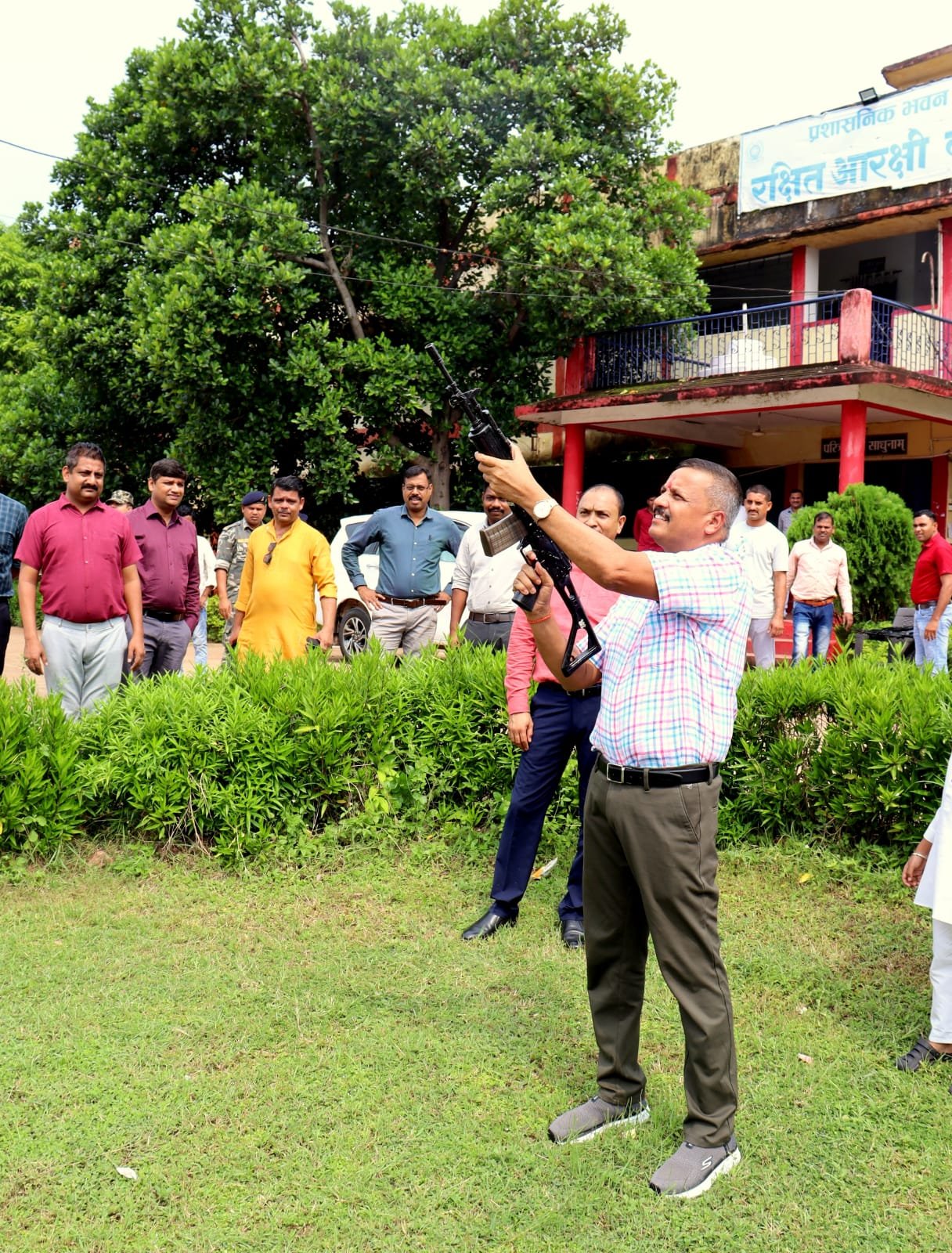 विजयदशमी पर कबीरधाम पुलिस लाइन में पारंपरिक शस्त्र पूजन संपन्न
