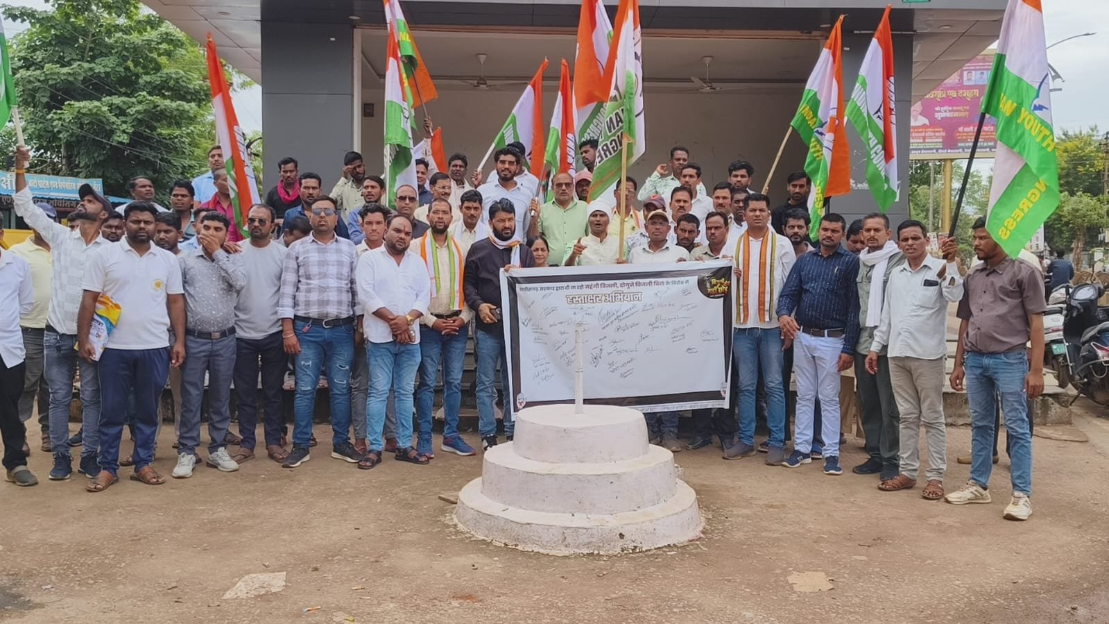 युवा कांग्रेस का बढ़ती महंगाई , बिजली बिल को लेकर चलाया  हस्ताक्षर अभियान