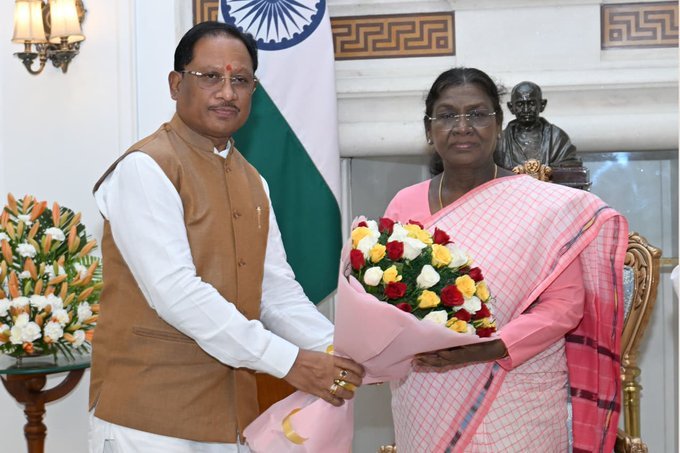 मुख्यमंत्री विष्णुदेव साय ने आज नई दिल्ली स्थित राष्ट्रपति भवन में राष्ट्रपति श्रीमती द्रौपदी मुर्मू से सौजन्य भेंट 