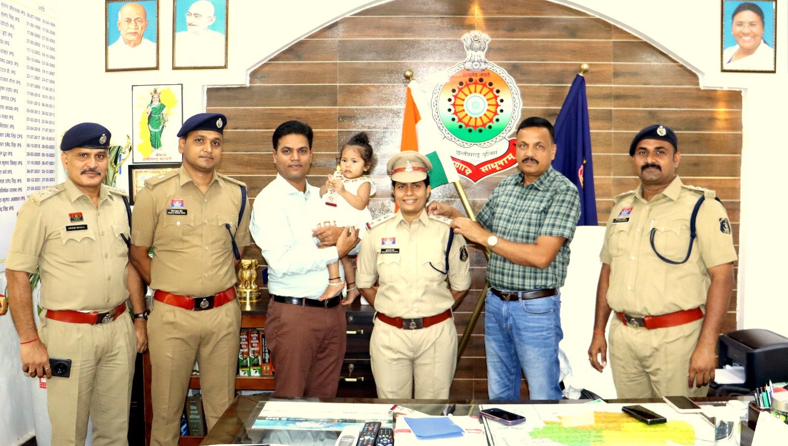 भुवनेश्वरी राठौर का निरीक्षक पद पर पदोन्नति    पुलिस अधीक्षक ने स्टार लगाकर सौंपी नई जिम्मेदारी