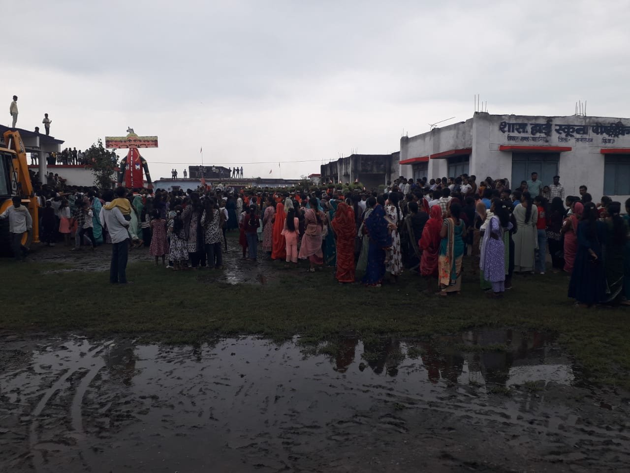 स्कूल में घुसा जहरीला सांप, ग्रामीणों ने जलाकर किया खात्मा – बच्चों की सुरक्षा के लिए कराया गया दवा छिड़काव