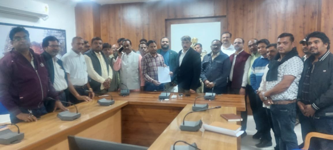 कबीरधाम में सहकारी समिति प्रबंधकों और ऑपरेटर्स की हड़ताल स्थगित, लौटे काम पर