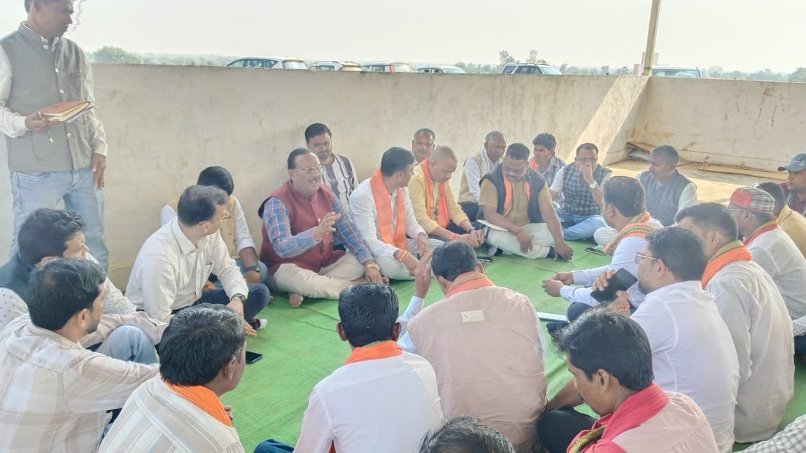 गौ अभ्यारण निर्माण एवं व्यवस्था को लेकर ग्रामीणों के साथ हई संयुक्त बैठक