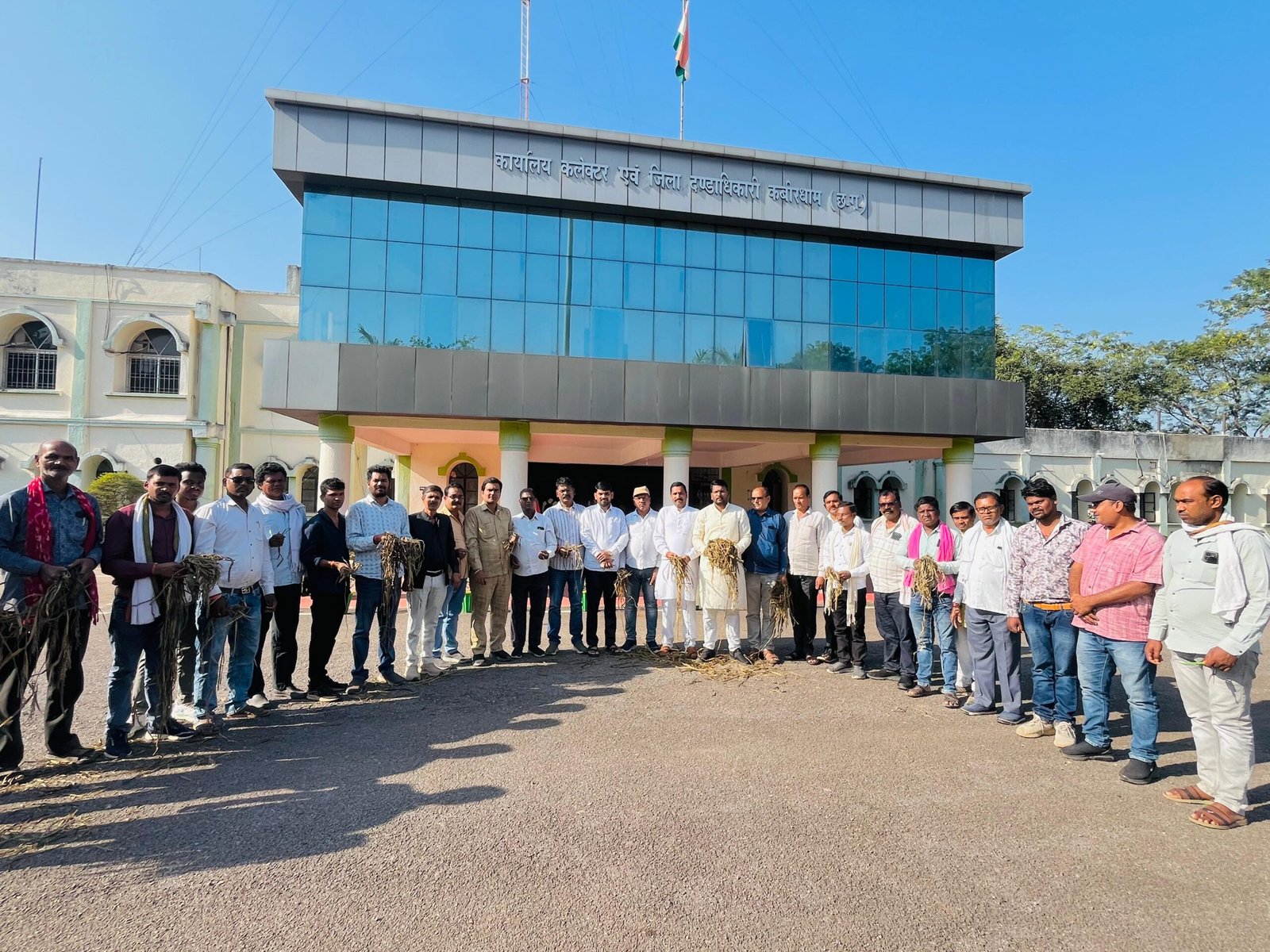 धान की सड़ी हुई बाली लेकर कलेक्ट्रेट कार्यालय पहुँचे किसान