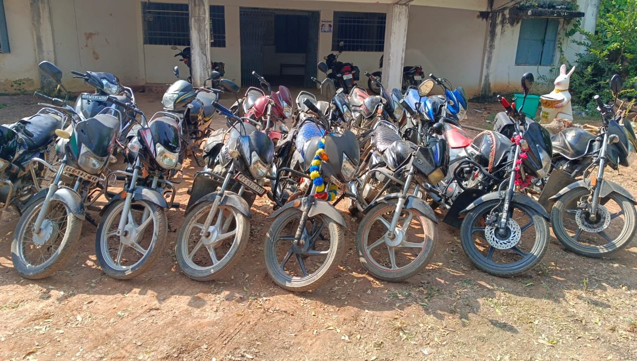 क्या जुआरियों का सूचना तंत्र मजबूत   पुलिस के पहुंचने से पहले जुआरी भाग निकले 14 मोटर सायकल जप्त