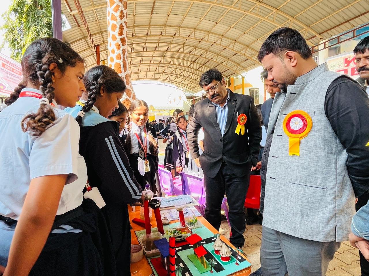 गुरुकुल मे विद्यालय स्तरीय विज्ञान प्रदर्शनी का भव्य आयोजन  छात्राओं ने किया वॉटर फिल्टर मॉडल का शानदार प्रदर्शन 
