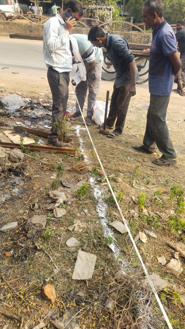 न्यायालय के आदेश पर जमीन आवंटन बाद गंज चौक में काबिज कबाड़ी दुकान को निगम ने हटाया