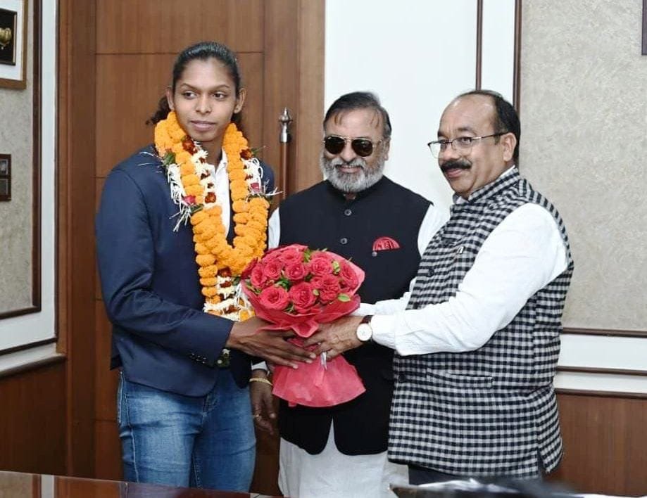 संजू का खेल के प्रति समर्पण और अनुशासन युवा खिलाड़ियों के लिए प्रेरणा –  अरुण साव