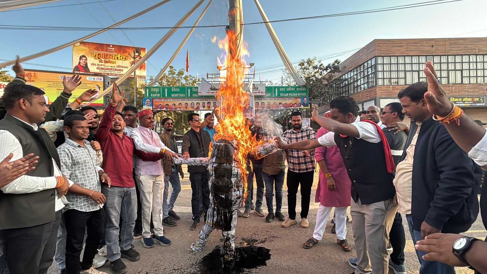 धीरेन्द्र शास्त्री पर दिए गए बयान को लेकर भाजयुमो ने सिग्नल चौक में फूंका पुतला