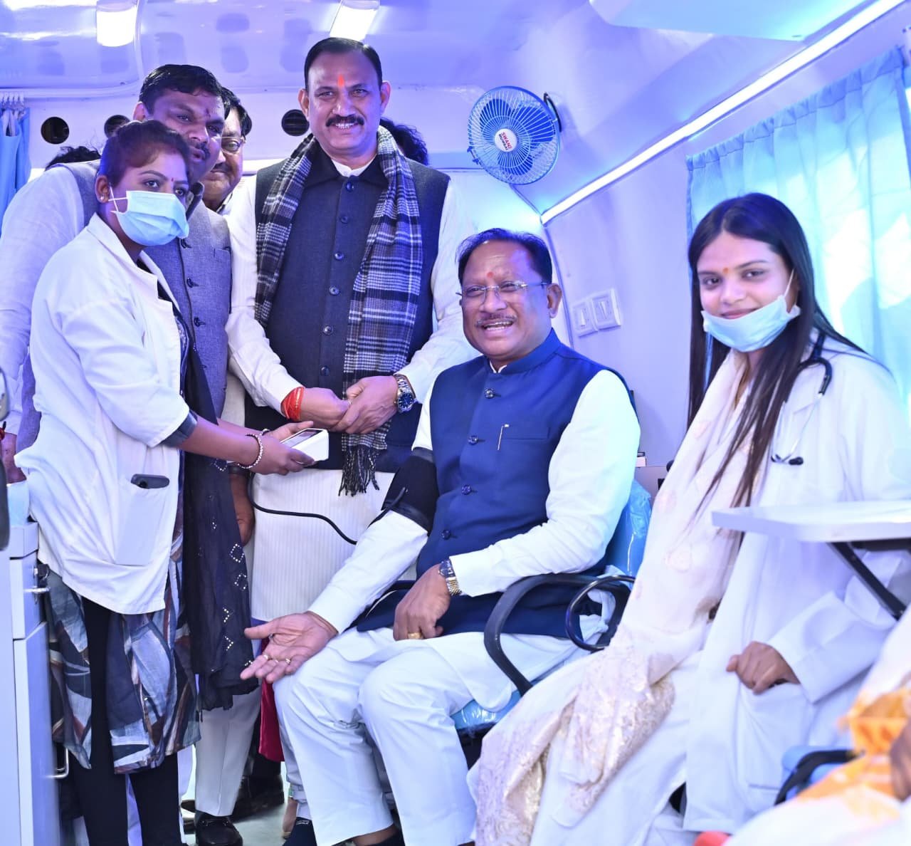 दूरस्थ आदिवासी अंचलों को स्वास्थ्य की नई राह — मुख्यमंत्री साय ने 57 मोबाइल मेडिकल यूनिट वाहनों को दिखाई हरी झंडी