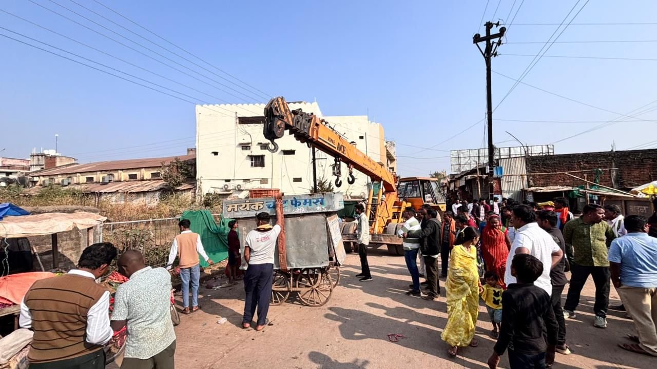 नगर पालिका का बुलडोज़र एक्शन, हटा दिया अवैध कब्जा