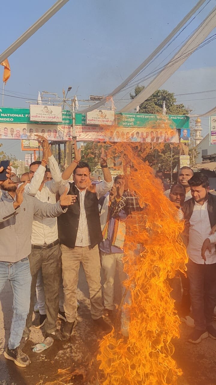 कवर्धा शहर में भगवान शिव की मूर्ति चोरी के विरोध में कांग्रेस ने किया उग्र प्रदर्शन 
