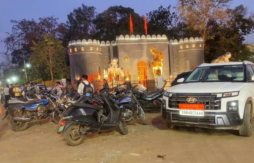 शिवाजी चौक की बदलती तस्वीर, सम्मान का स्थल या अनियंत्रित पार्किंग क्षेत्र