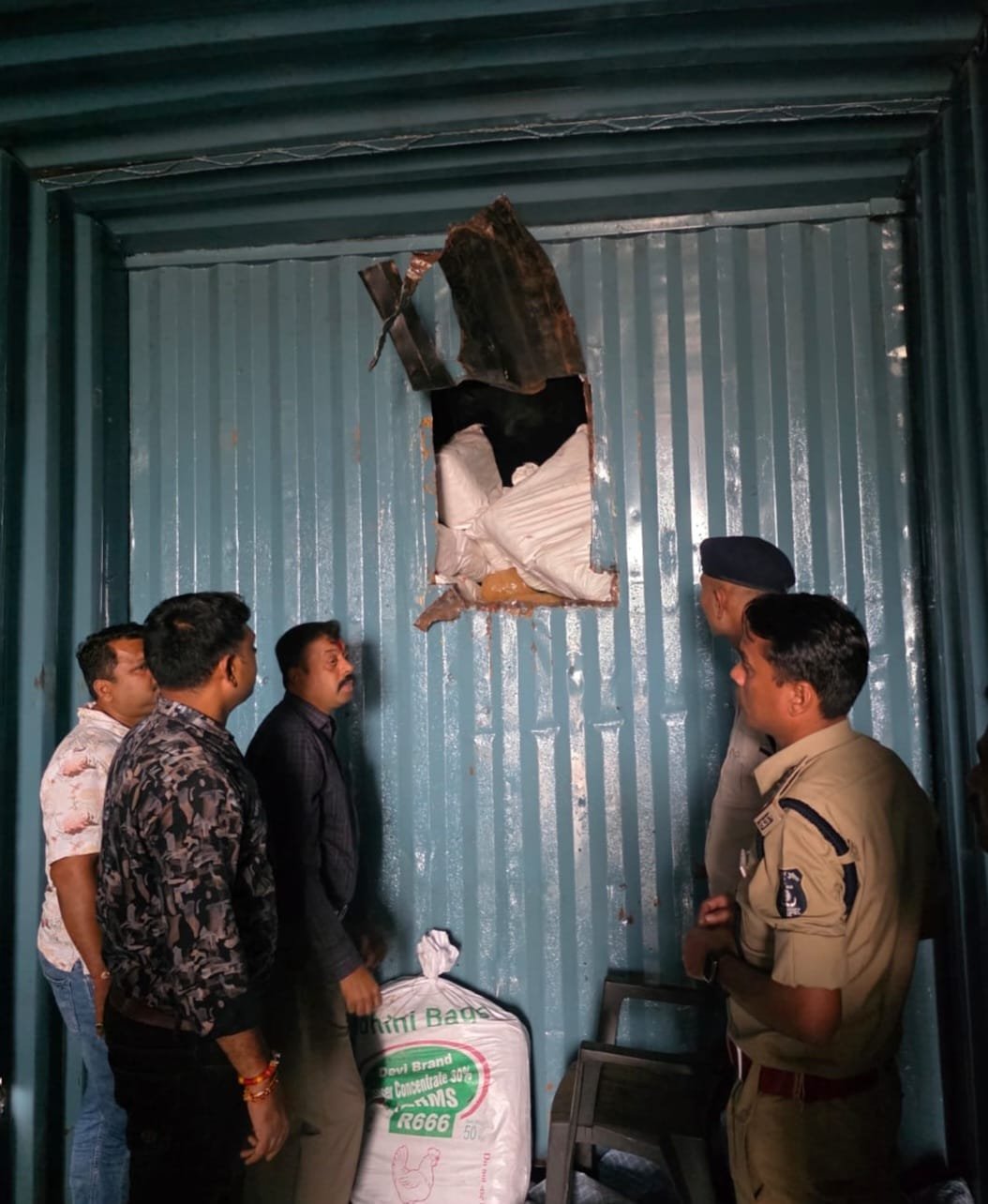 चिल्फी बॉर्डर पर गांजा तस्करी की बड़ी खेप पकड़ी, कंटेनर के गुप्त चेंबर से 4 क्विंटल 47 किलो गांजा बरामद  अंतरराज्यीय तस्कर गिरफ्तार, गांजा समेत 2.50 करोड़ रुपये से अधिक का मशरूका जब्त; पुलिस टीम को आईजी ने दिया 25 हजार रुपये का नकद पुरस्कार