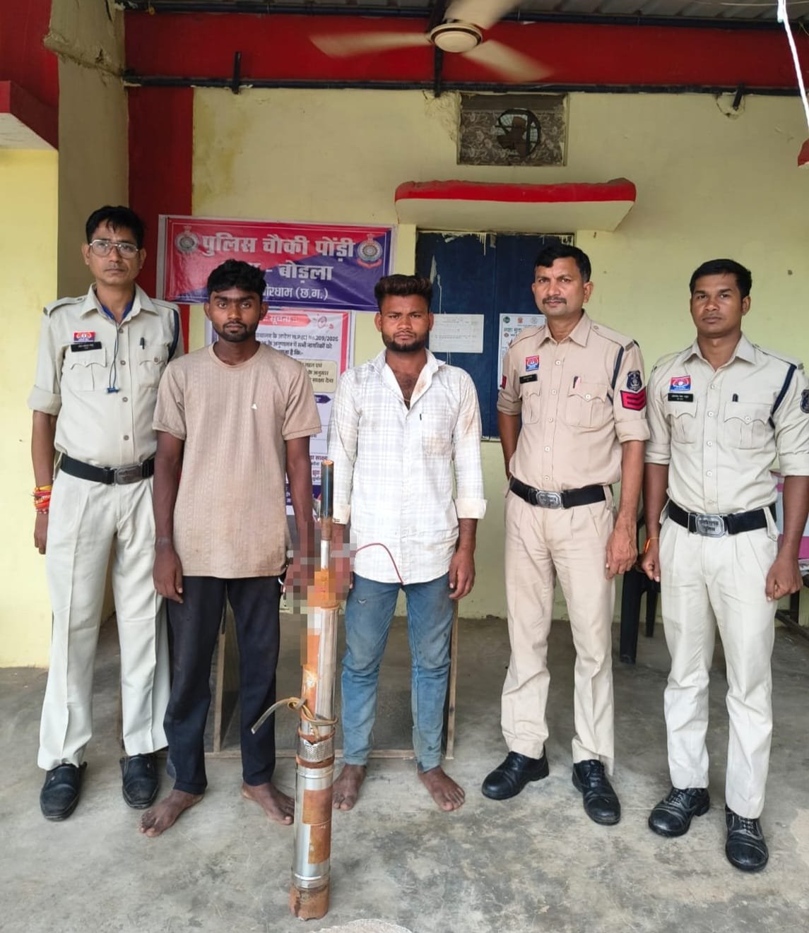 राम्हेपुर कला हाईस्कूल से चोरी सबमर्सिबल पंप बरामद, दो आरोपी गिरफ्तार  मुखबिर की सूचना पर पोडी पुलिस की त्वरित कार्रवाई, चोरी का मोटर पंप और आरी ब्लेड बरामद