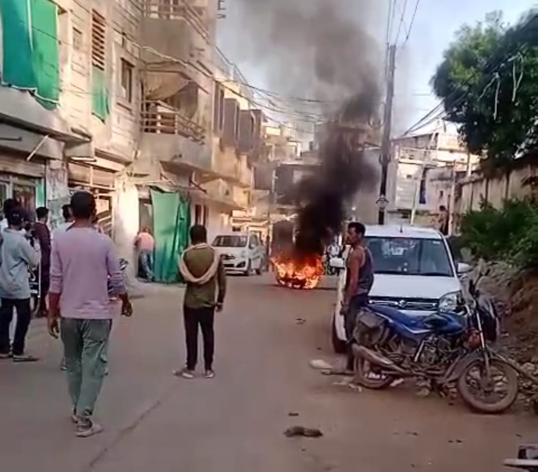 कवर्धा में चलती दोपहिया वाहन में लगी आग, दो लोगों ने कूदकर बचाई जान